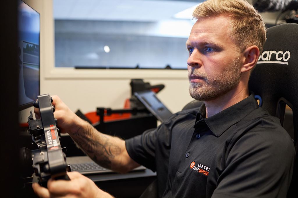 Kevin Magnussen ”tester” i Aseteks SimSports-akademi.